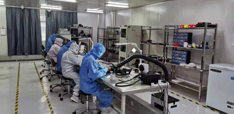 Laser source assembly bay with controlled workstations