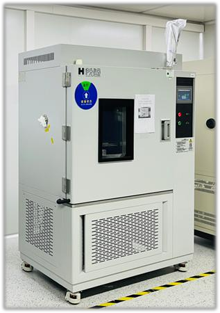 Temperature cycling test chamber for laser source evaluation