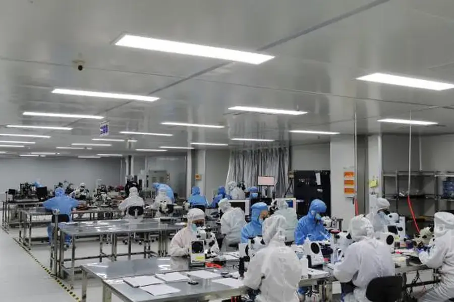 Cleanroom assembly work supporting controlled laser-module production and final verification