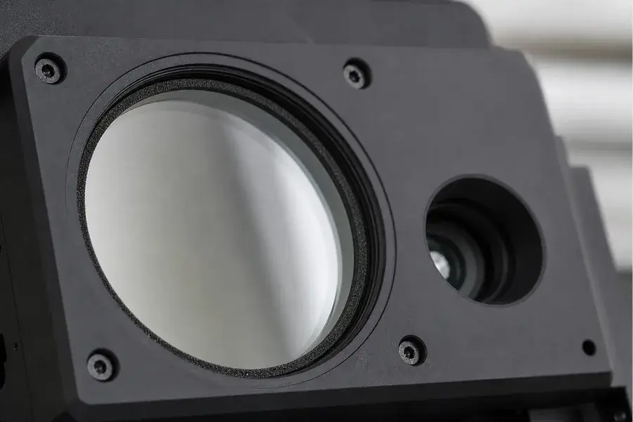 Ventana óptica protectora conceptual y apertura adyacente en un bisel de instrumento neutro